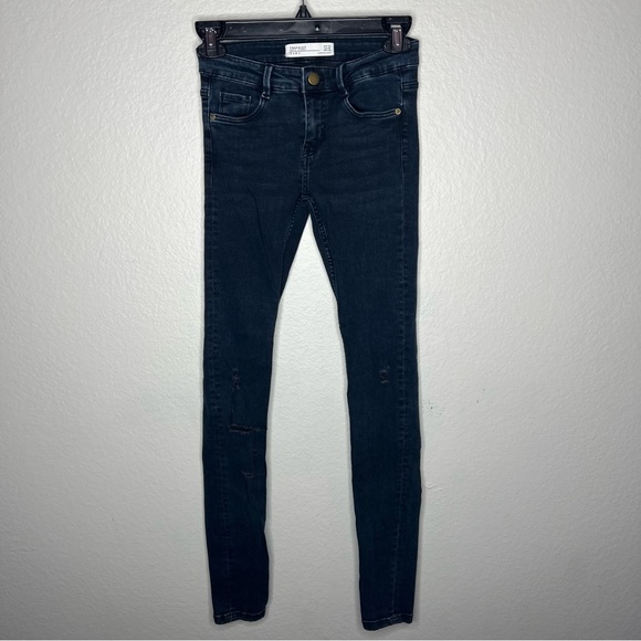 Zara Trafaluc Women's Mid Rise Distressed Dark Wash Denim Skinny Jeans Size 2 - Picture 2 of 6